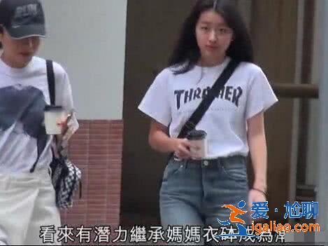陈奕迅女儿近照曝光，14岁早恋被其认可，身高170颜值高过