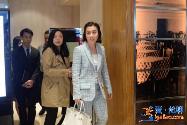 400亿富婆甘比穿名牌现身却被吐槽土，首次公开回应刘銮雄近况