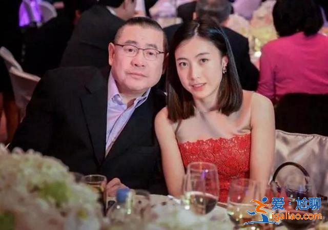 400亿富婆甘比穿名牌现身却被吐槽土，首次公开回应刘銮雄近况