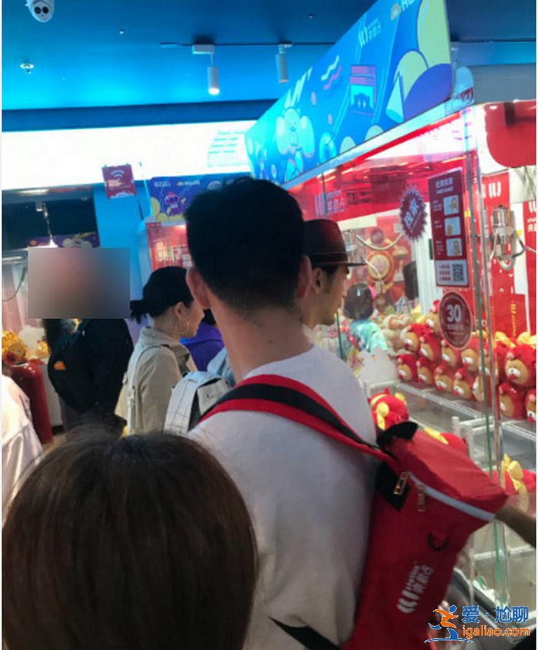 网友偶遇钟丽缇张伦硕，两人当众亲亲毫无顾