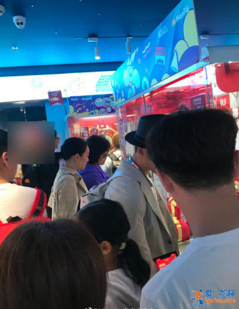 网友偶遇钟丽缇张伦硕，两人当众亲亲毫无顾