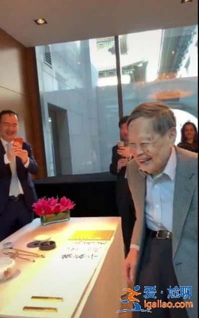 杨振宁出席活动大秀书法牵手翁帆,对方娇羞难掩幸 杨振宁出席活动大秀书法牵手翁帆,对方娇羞难掩幸