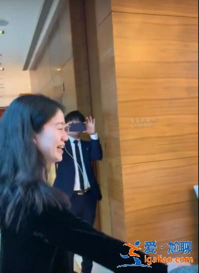 杨振宁出席活动大秀书法牵手翁帆,对方娇羞难掩幸 杨振宁出席活动大秀书法牵手翁帆,对方娇羞难掩幸