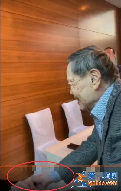杨振宁出席活动大秀书法牵手翁帆,对方娇羞难掩幸 杨振宁出席活动大秀书法牵手翁帆,对方娇羞难掩幸