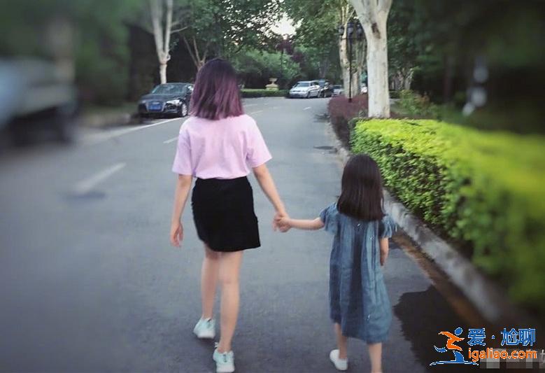 孙莉晒黄磊父子合照庆儿子满2岁，弟弟骑爸爸脖子上画面超有