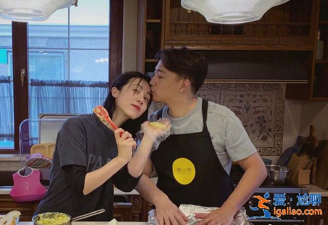 孙莉晒黄磊父子合照庆儿子满2岁，弟弟骑爸爸脖子上画面超有