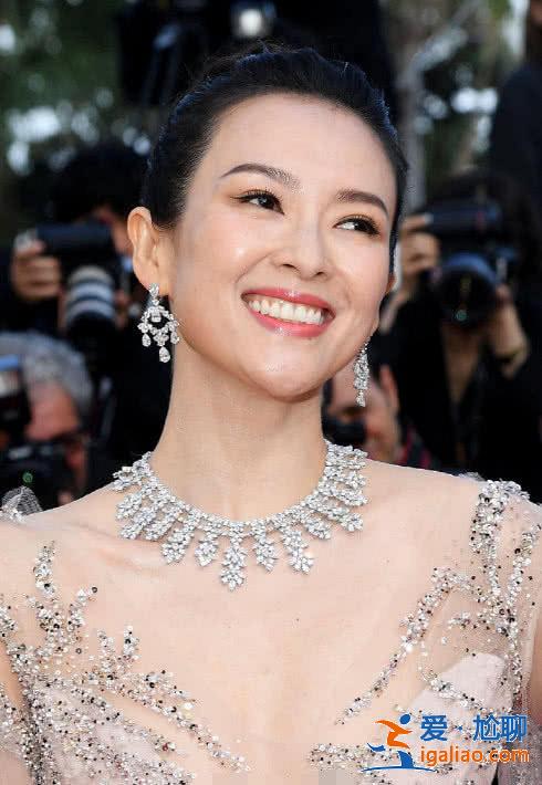 章子怡戛纳闭幕式红毯送飞吻，穿粉裙又仙又美，回眸一笑令人心