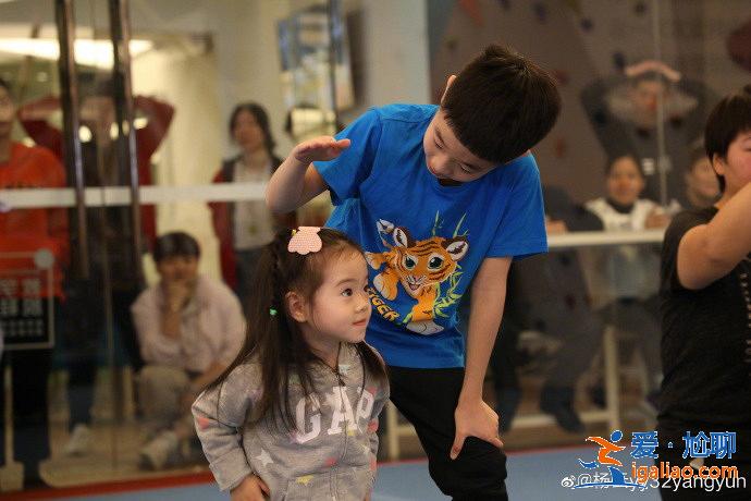 杨威亲自指导3个孩子学体操,杨阳洋与妹妹的身高差太萌了 杨威亲自指导3个孩子学体操,杨阳洋与妹妹的身高差太萌了