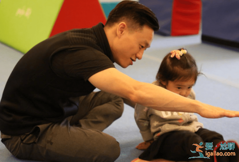 杨威亲自指导3个孩子学体操,杨阳洋与妹妹的身高差太萌了 杨威亲自指导3个孩子学体操,杨阳洋与妹妹的身高差太萌了