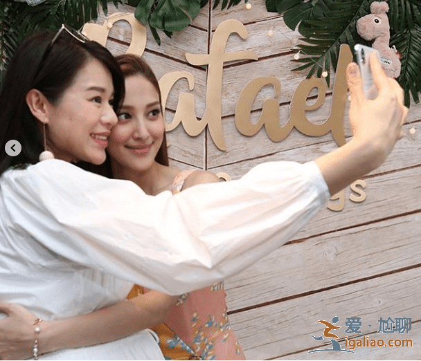 胡杏儿近照胖20斤！出席郑嘉颖儿子百日宴，一句话疑暴露二胎性