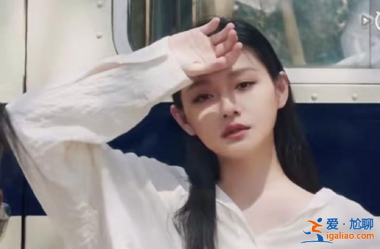 章子怡一顿饭只吃四口维持的少女颜，却被沈月的这个操作碾压