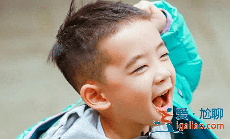 陈小春用滤镜把Jasper变成成年男子，他的眉毛像极了蜡笔小