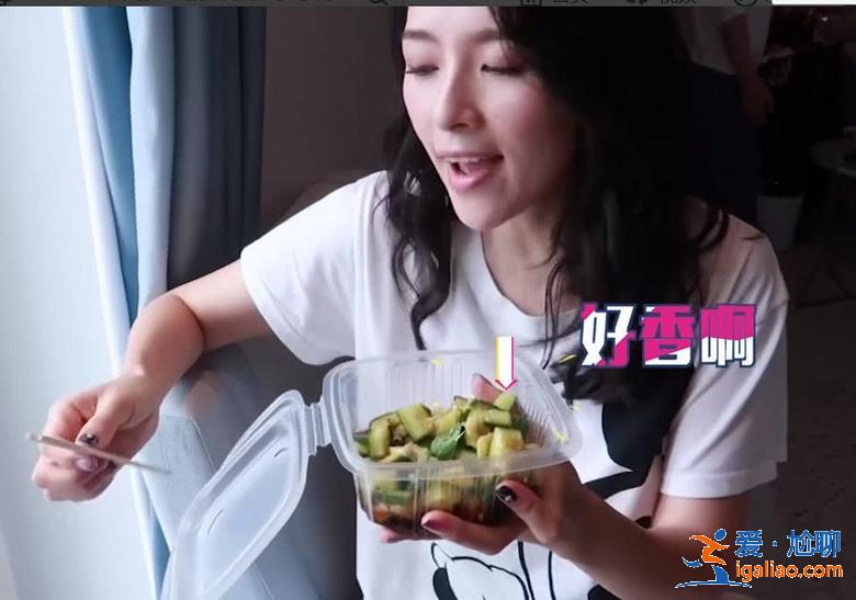 章子怡一顿饭只吃四口维持的少女颜，却被沈月的这个操作碾压