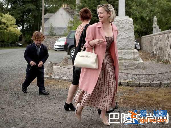 《权力的游戏》剧组大集合 哈灵顿萝斯古堡浪漫完婚？