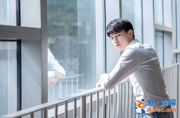 杨淳皓白衬衣写真 清爽简约散发少年朝气