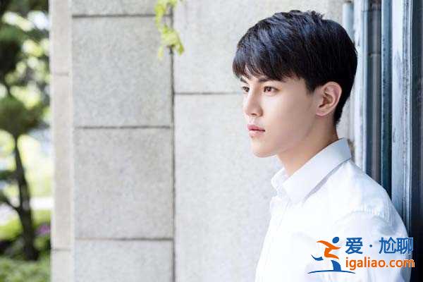 杨淳皓白衬衣写真 清爽简约散发少年朝气