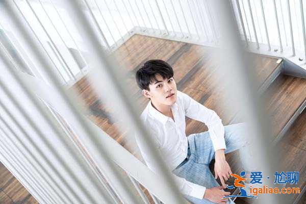 杨淳皓白衬衣写真 清爽简约散发少年朝气