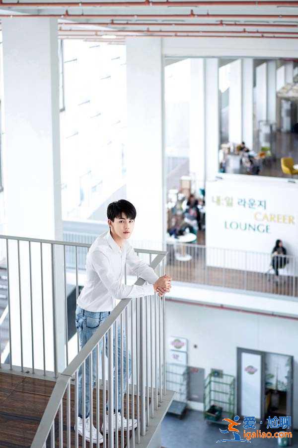 杨淳皓白衬衣写真 清爽简约散发少年朝气