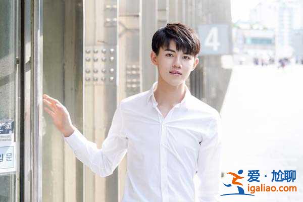 杨淳皓白衬衣写真 清爽简约散发少年朝气