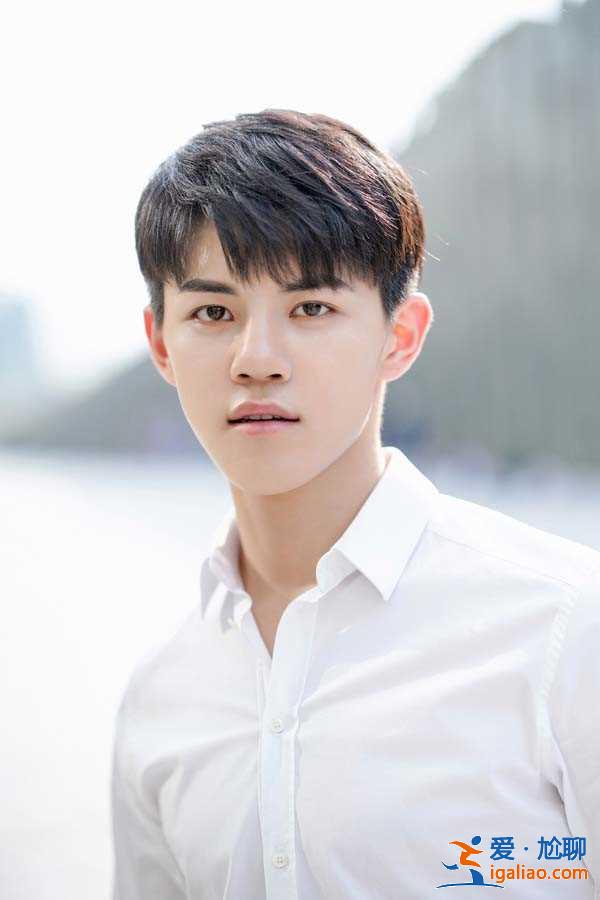 杨淳皓白衬衣写真 清爽简约散发少年朝气