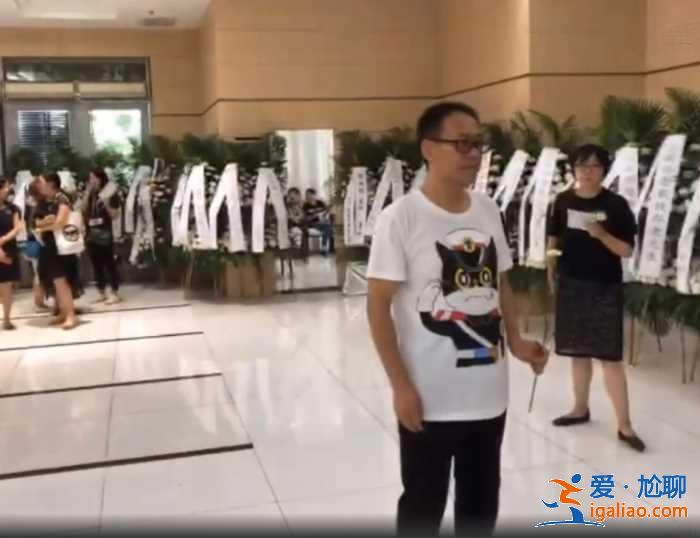 戴铁郎追悼会上海举办，悼念厅内外摆放《黑猫警长》主要角色雕塑