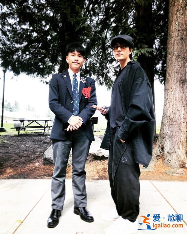 陈坤晒合影庆祝17岁儿子正式入学，父子俩笑容一模一样
