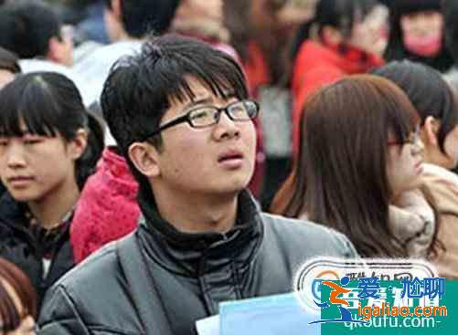 如何正确看待大学生成长过程的前进性和曲折性？