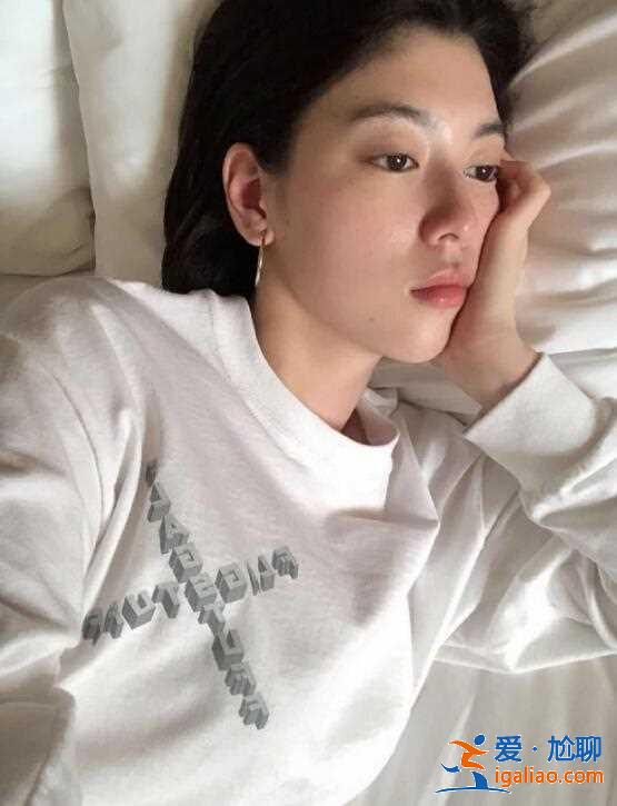 周杰伦新歌女主角三吉彩花旧照被扒，学生装显青涩，敢素颜拍写真