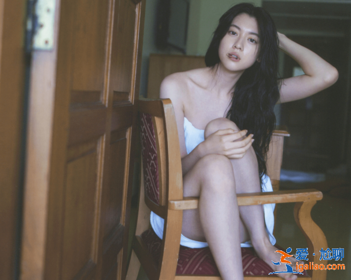 周杰伦新歌女主角三吉彩花旧照被扒，学生装显青涩，敢素颜拍写真
