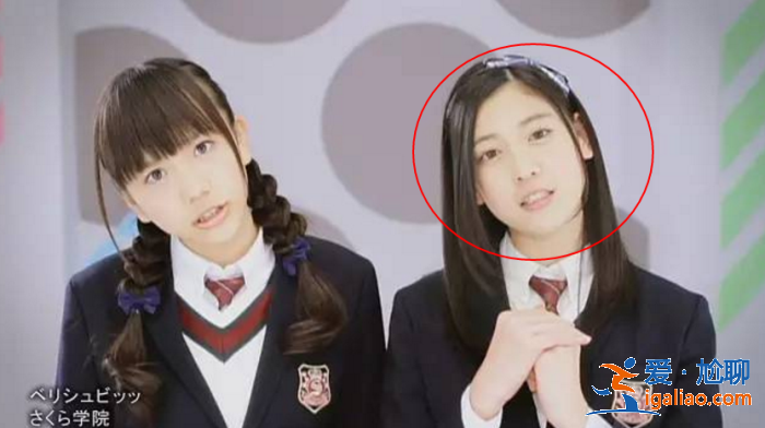 周杰伦新歌女主角三吉彩花旧照被扒，学生装显青涩，敢素颜拍写真