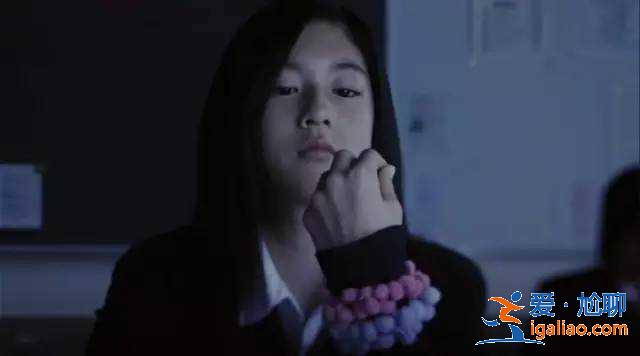 周杰伦新歌女主角三吉彩花旧照被扒，学生装显青涩，敢素颜拍写真