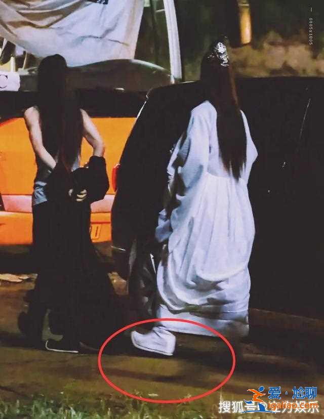 赵丽颖王一博路透踩高跷拍戏，前者产后才复出高反严重不停吸氧！
