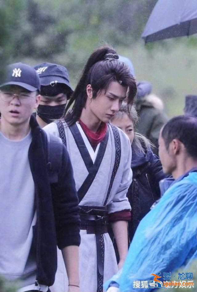 赵丽颖王一博路透踩高跷拍戏，前者产后才复出高反严重不停吸氧！