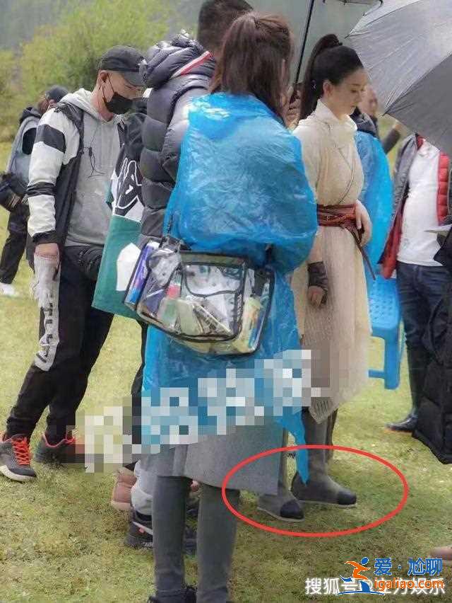 赵丽颖王一博路透踩高跷拍戏，前者产后才复出高反严重不停吸氧！