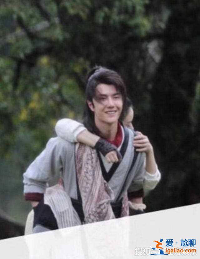 赵丽颖王一博路透踩高跷拍戏，前者产后才复出高反严重不停吸氧！