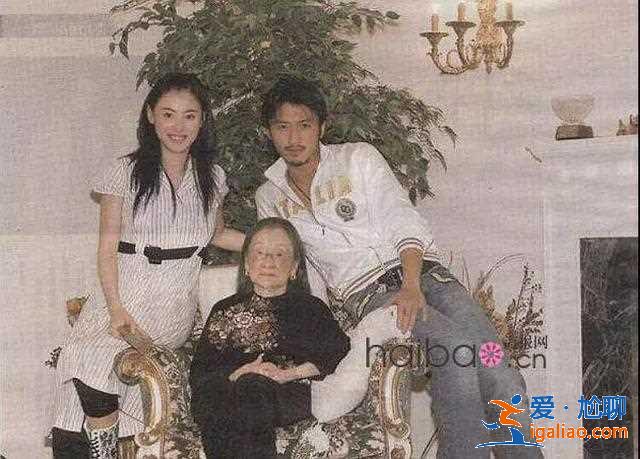 谢霆锋有多爱张柏芝，离婚前送名车名包，生产时全程陪着进产房