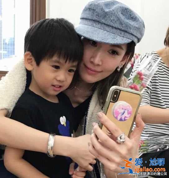 林志颖老婆晒4岁双胞胎弟弟喝牛奶，孩子的眼睛引热议