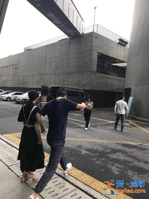 李诞和女友黑尾酱 被网友偶遇 两人真是颜值让人惊讶