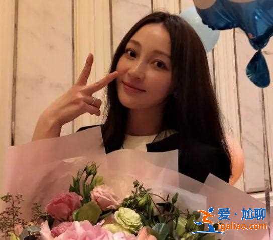 7月刚刚自曝已经结婚，如今姚笛现身高铁站，一脸愁容还未戴婚戒