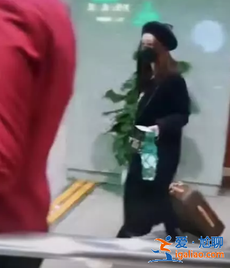 姚笛现身满脸愁容 手上求婚戒指也不见了