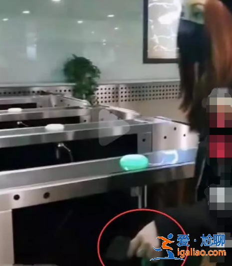 姚笛现身满脸愁容 手上求婚戒指也不见了