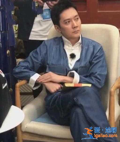 赵丽颖老公冯绍峰现身无精打采目光呆滞网友：像被榨干了一样