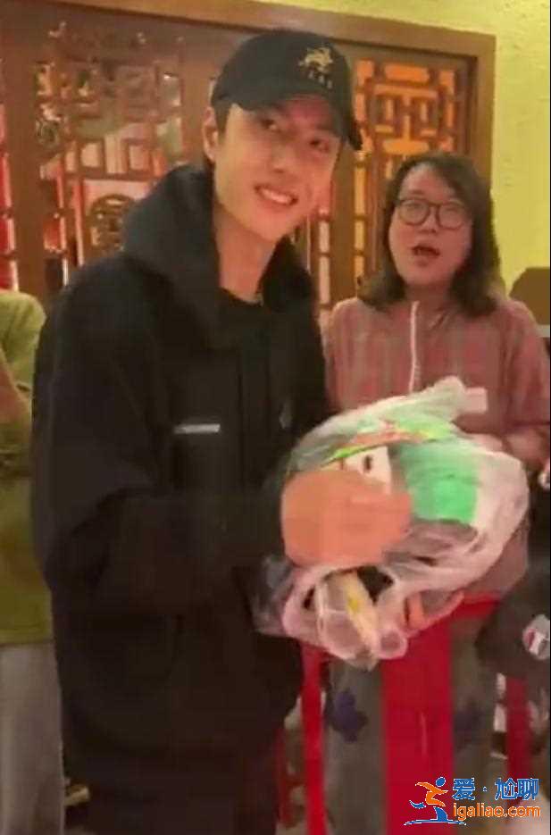 汪涵带杨乐乐与甜甜兄弟聚餐，王一博收摩托头盔笑得像个孩子