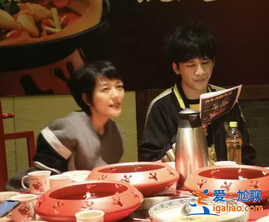 汪涵带杨乐乐与天天兄弟聚餐 还特意为王一博准备了礼物