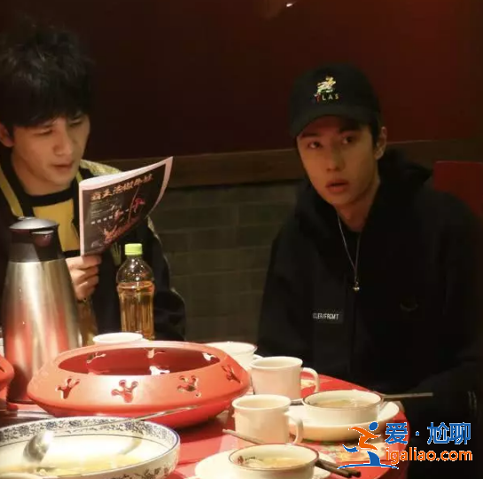 汪涵带杨乐乐与天天兄弟聚餐 还特意为王一博准备了礼物