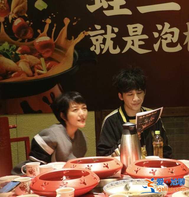汪涵带杨乐乐与甜甜兄弟聚餐，王一博收摩托头盔笑得像个孩子