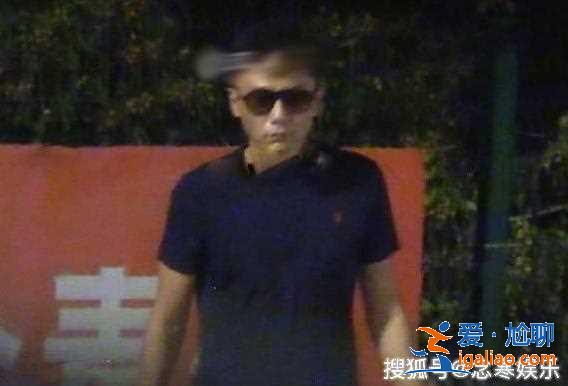 刘烨醉酒后随地小便，不文明行为遭粉丝驳斥，称是给植物进行浇灌