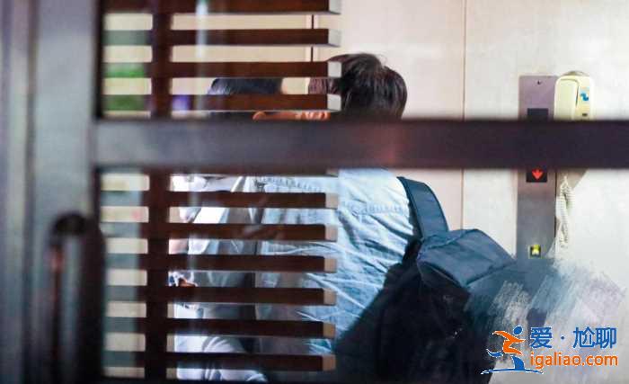 49岁台湾女星被曝新恋情，与成熟男子亲密逛街疑似已同居