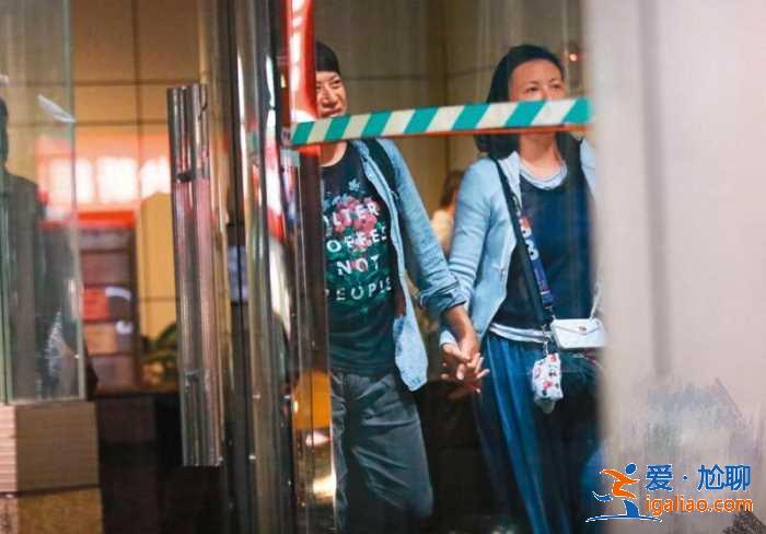 49岁台湾女星被曝新恋情，与成熟男子亲密逛街疑似已同居