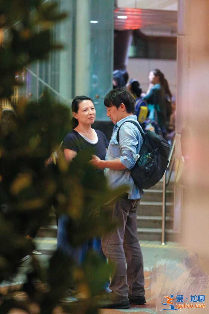 49岁台湾女星被曝新恋情，与成熟男子亲密逛街疑似已同居